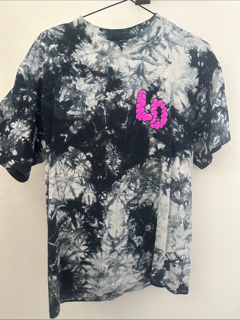 Men's Black & White Tie-Dye Short Sleeve Tee with Hot Pink Graphic
